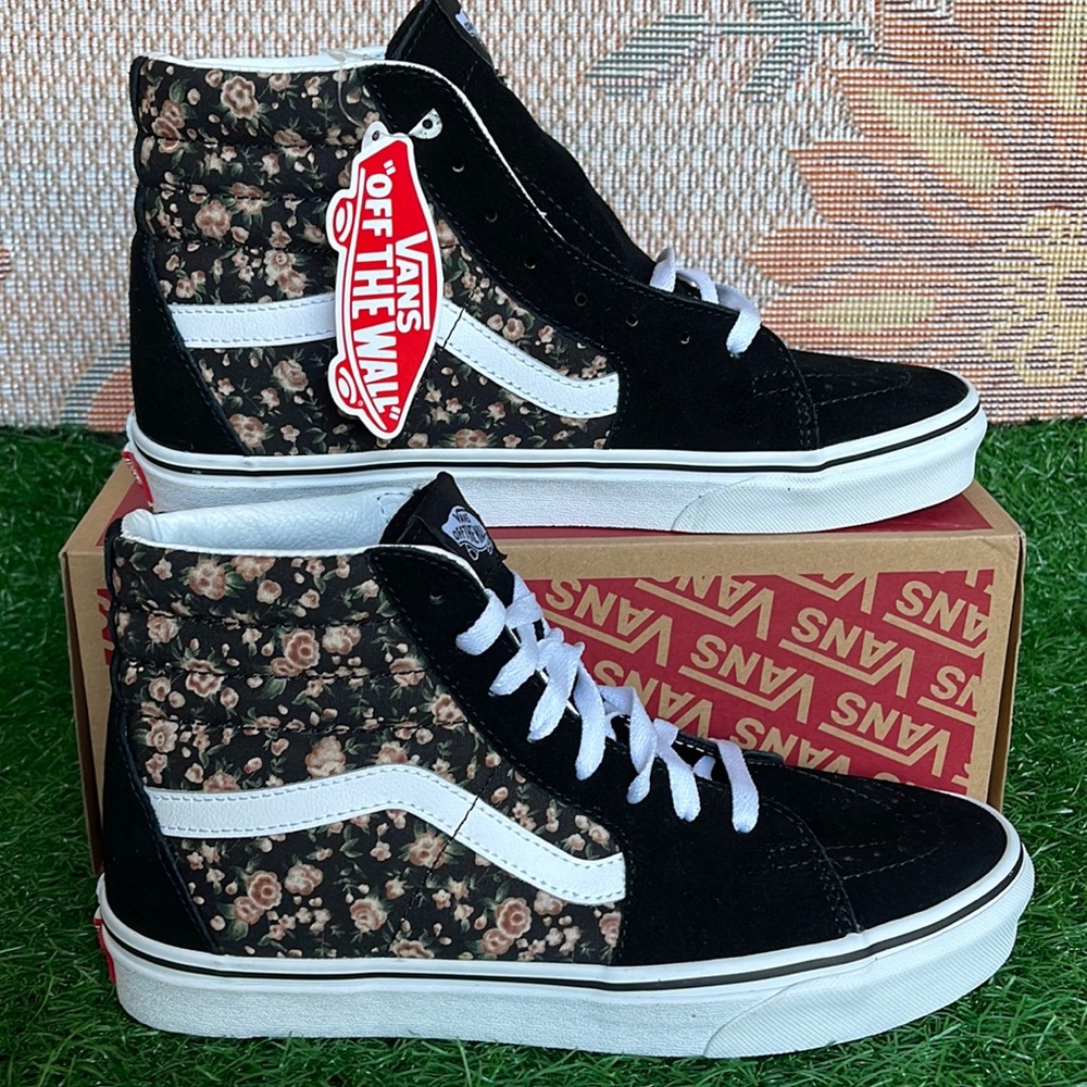 Vans WMNS Sk8-Hi
Rose Dreams Black/White
VN0005U9BZW
Sneakers